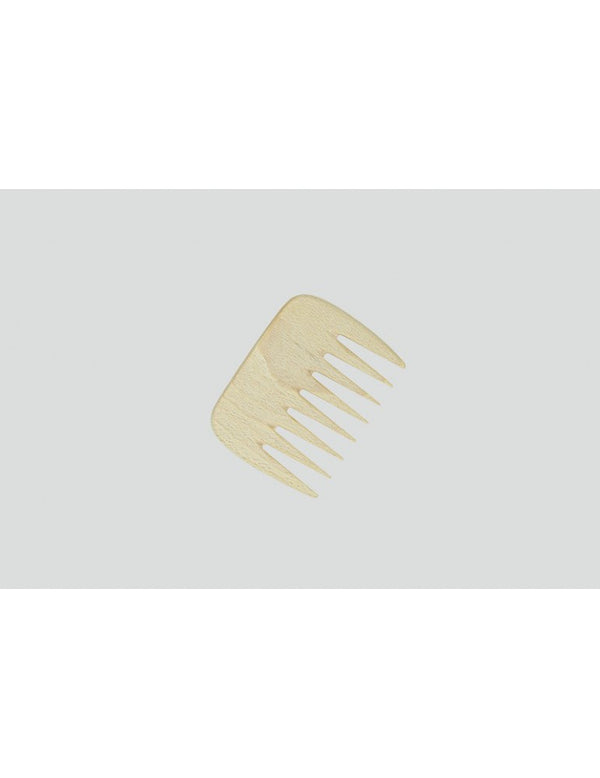 Pettine in legno Manina M140203 di Elma Beauty Shop, morbido e naturale, con denti sottili per acconciature e styling dei capelli.