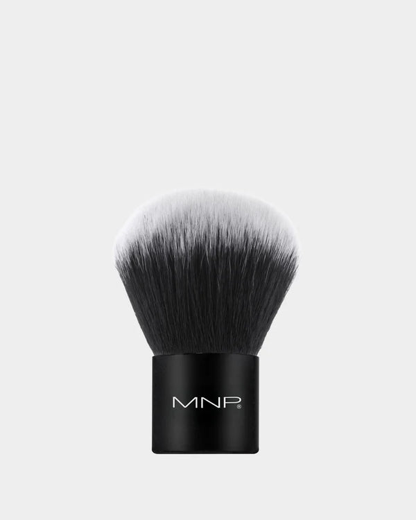 Pennello kabuki per polveri di Elma Beauty Shop, con setole morbide e compatte, ideale per applicare polveri compatte o libere.