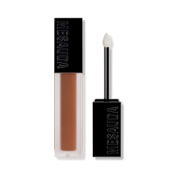 Rossetto liquido matte no-transfer MesauDa Sublimatte di Elma Beauty Shop, applicato sulle labbra in primo piano.