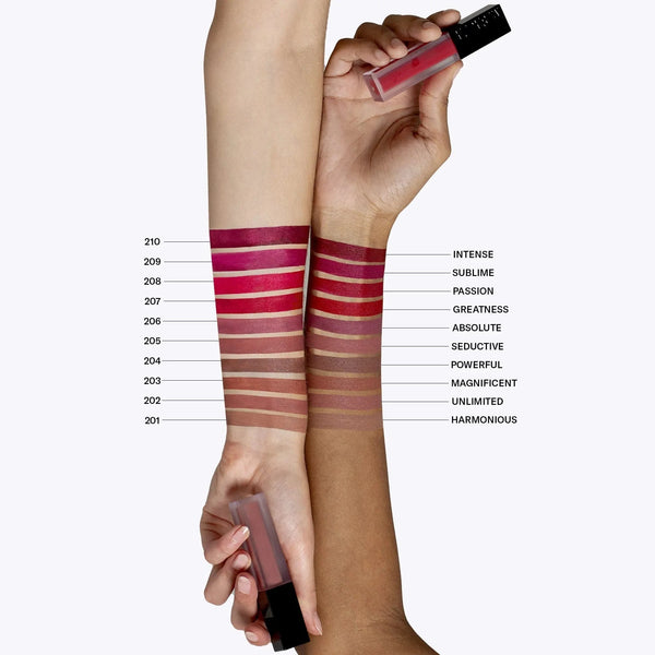 Rossetto liquido matte no-transfer MesauDA Sublimatte di Elma Beauty Shop, applicato sulle labbra, luce morbida e dettagli chiari