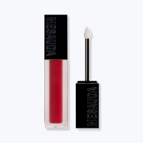 Rossetto liquido matte no-transfer MesauDA Sublimatte, trucco a lunga tenuta con finitura opaca, visibile in primo piano.